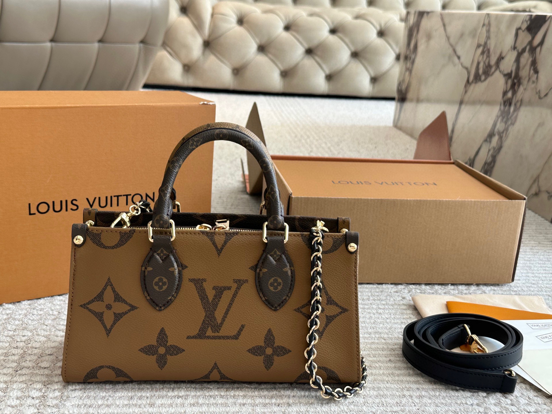 The Lv Onthego East West Tote (25*13cm), Fuss-free 25cm Width Hugs Your Frame Without Overwhelming