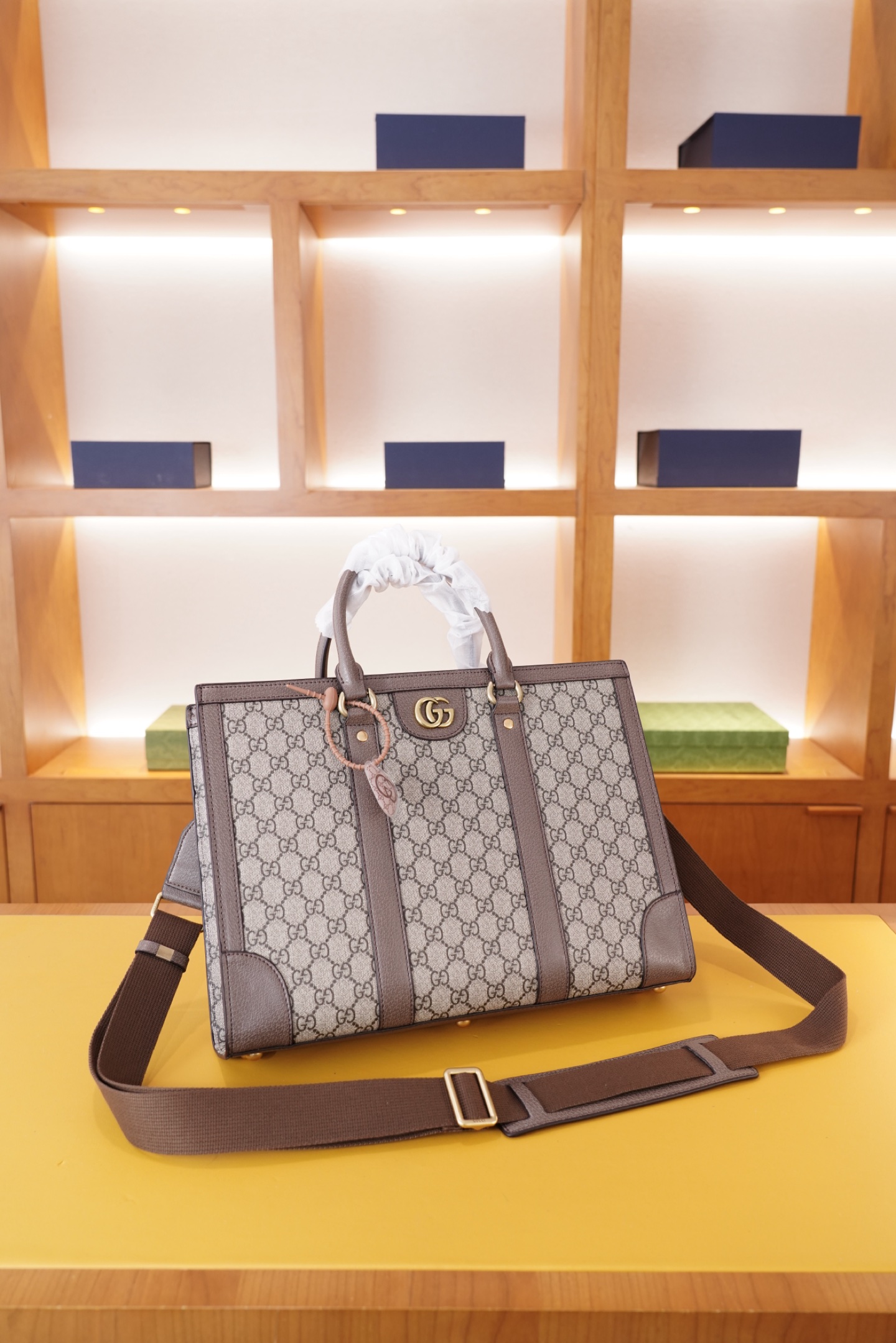 Gucci Calfskin Top Handle/crossbody, Every Detail Is Captured In Our Exclusive, Real-life Product Shots, Ensuring You See The True Elegance And Craftsmanship.