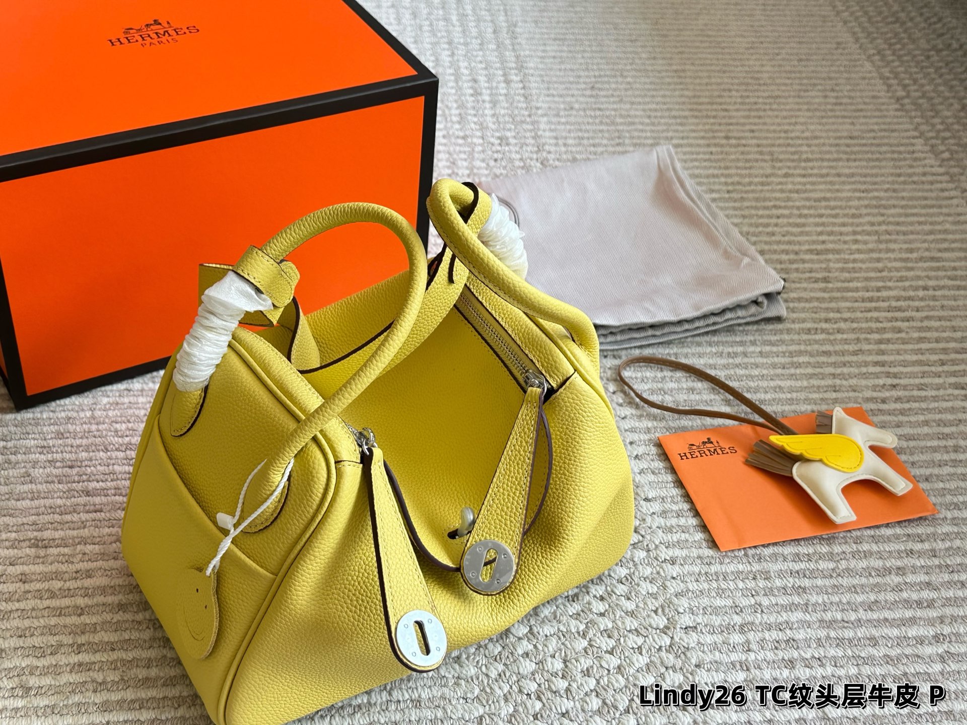 Hermès Lindy 26 In Taurillon Clemence Leather, Crafted From Top-grade Tc Cowhide, The Hermès Lindy 26cm Embodies A Fusion Of Heritage And Innovation.